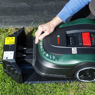 Koble laderen til strøm. Koble laderen til strøm.